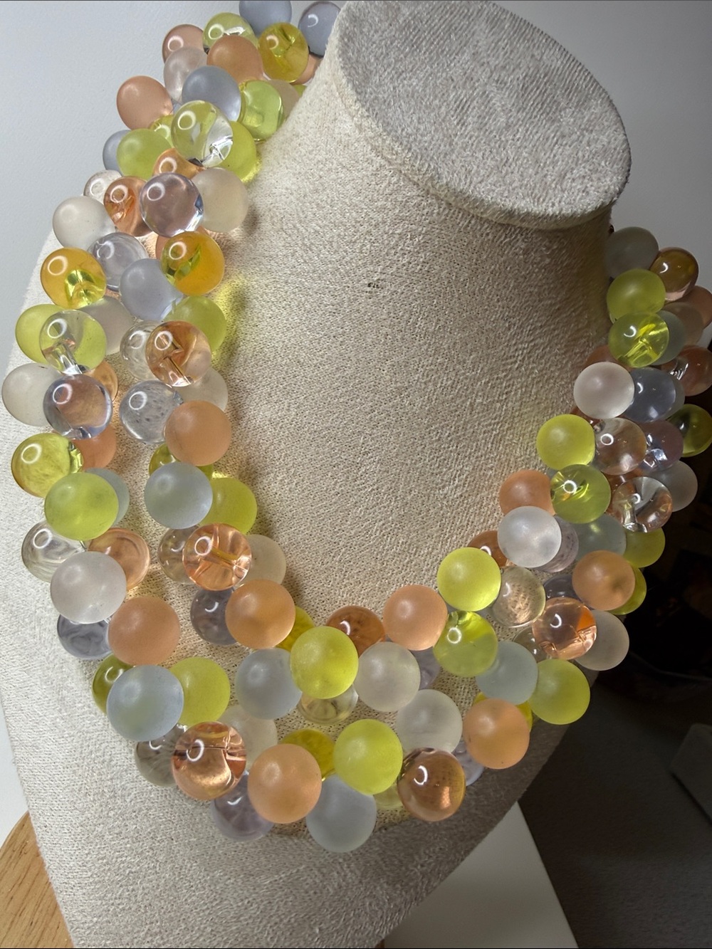 Vintage Rare Monet wisteria Pastel lucite Bead Necklace Frosted White epic ⭐️